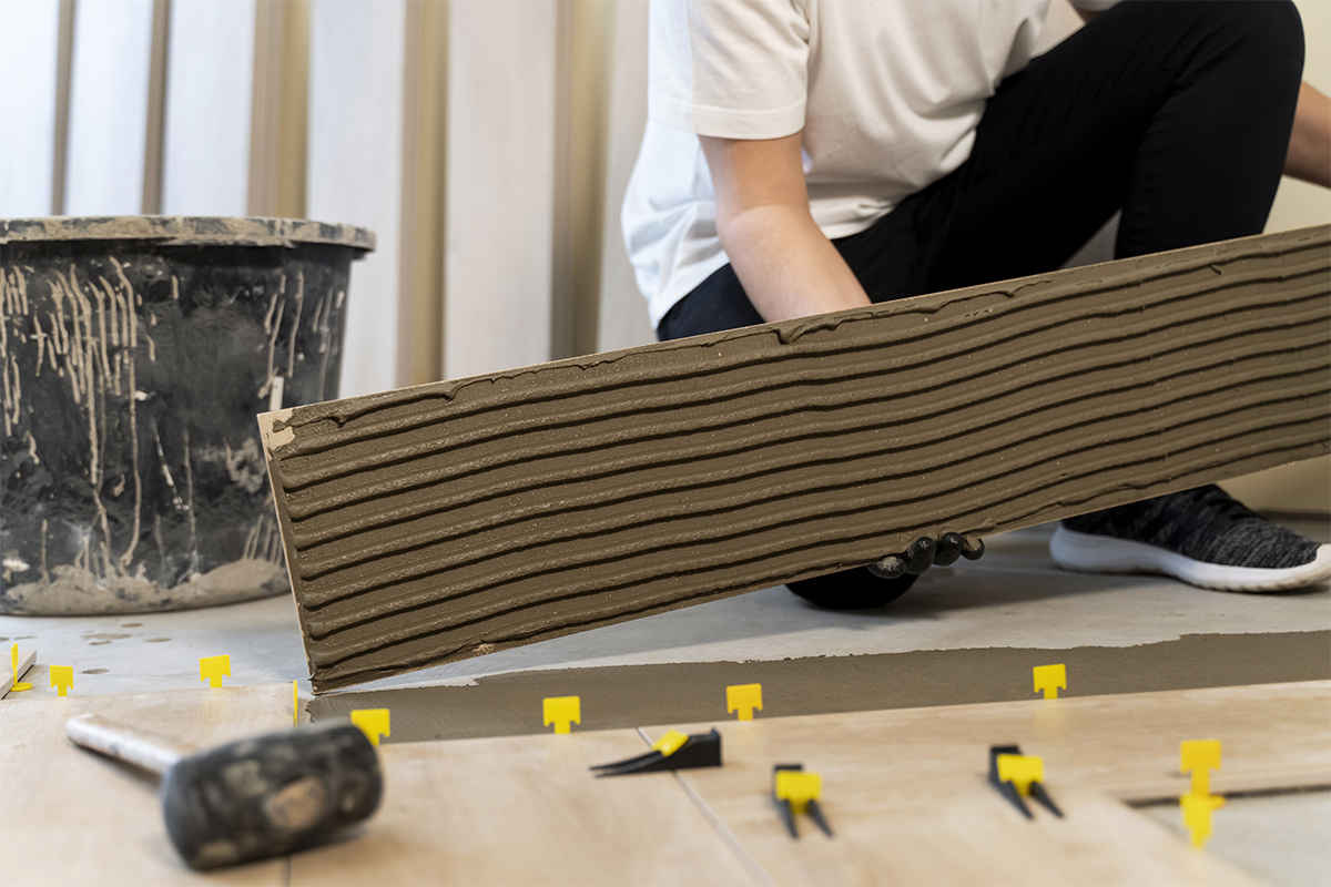 worker-tiling-floor-with-material copy